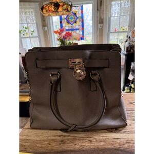 EUC Michael Kors Hamilton Large Satchel Taupe Saffiano Leather With Key  #157